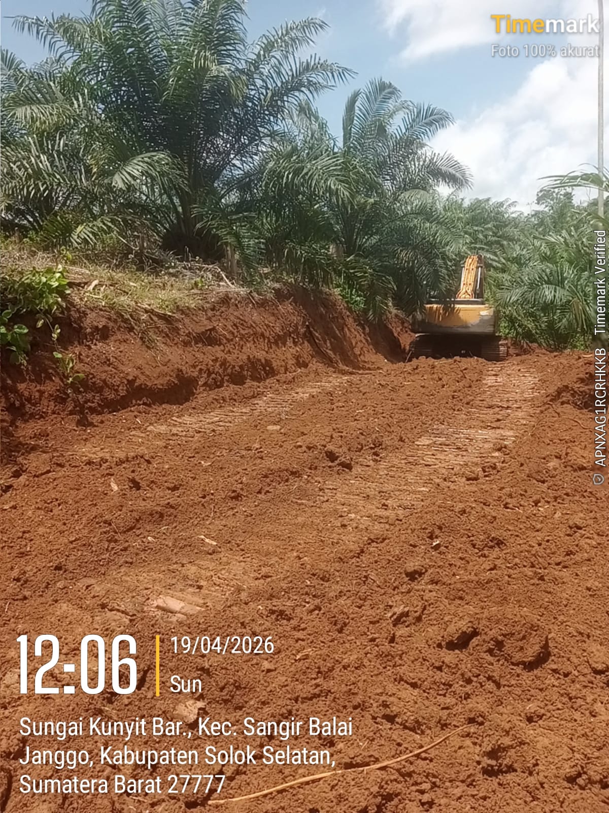 Perbaikan Jalan Produksi dan Jalan Poros Kebun Koperasi Produsen Madani Lubuk Malako
