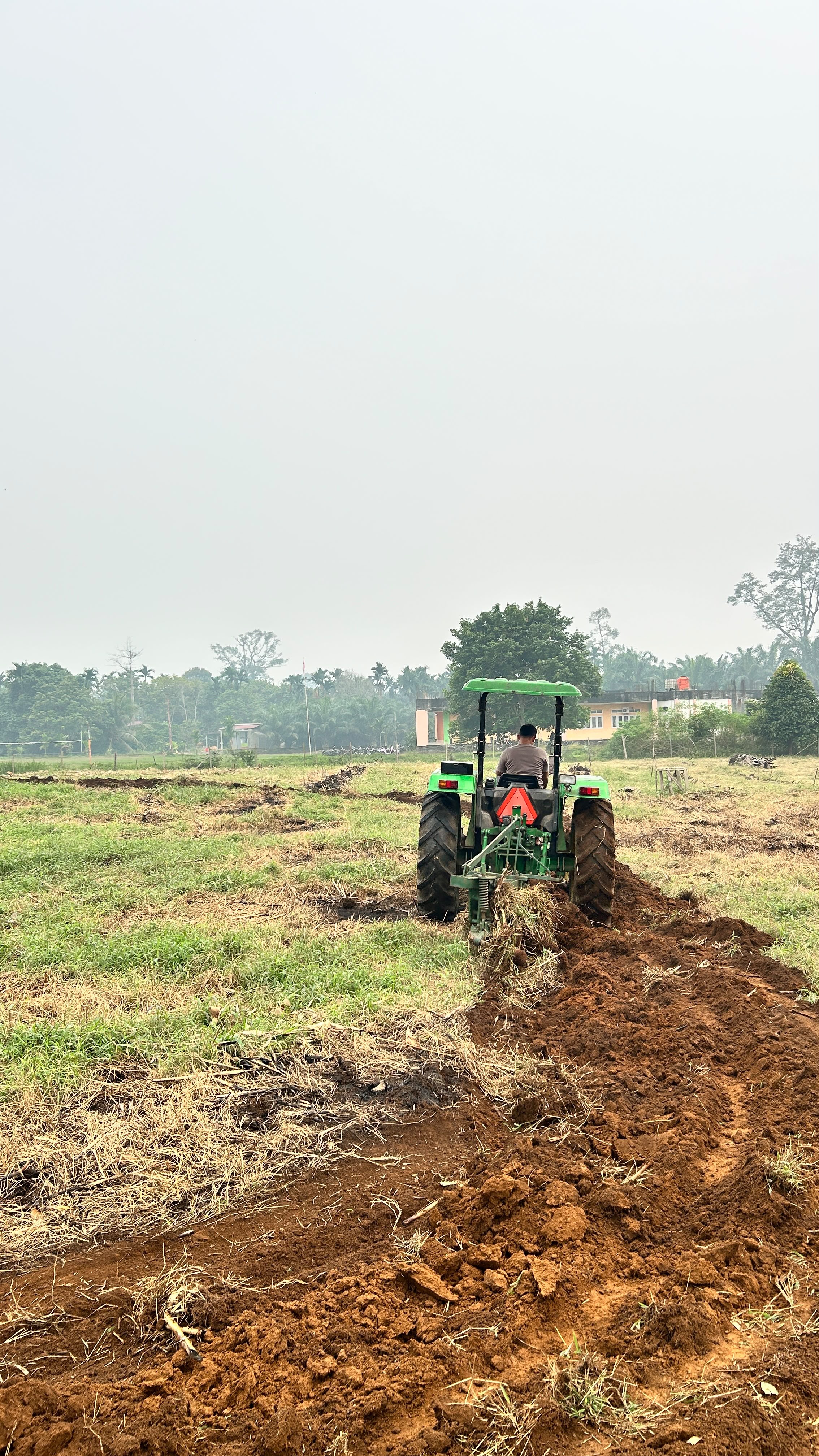 BUMNag Madani Lubuk Malako Laksanakan Bajak Lahan Persiapan Budidaya Jagung Group 2 Tahap 1