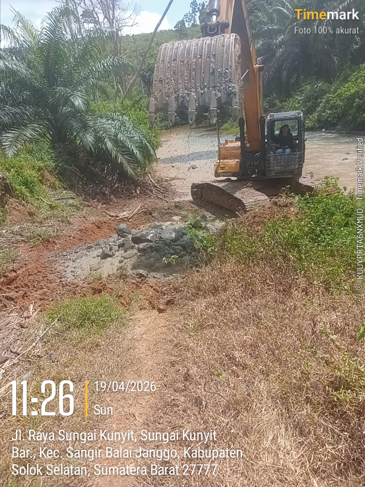 Perbaikan Jalan Produksi dan Jalan Poros Kebun Koperasi Produsen Madani Lubuk Malako